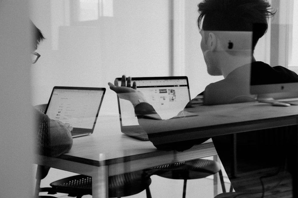 Ufficio moderno con tecnologia e strategia