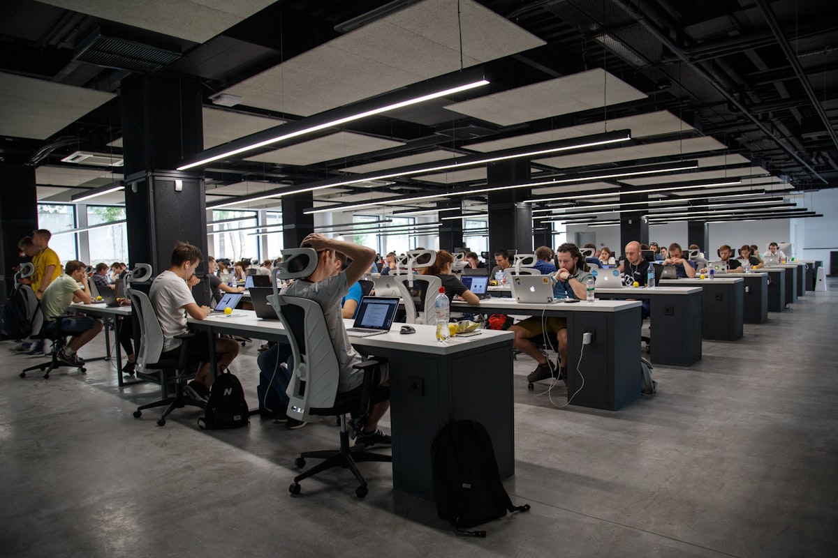 Ufficio moderno con postazioni di lavoro flessibili